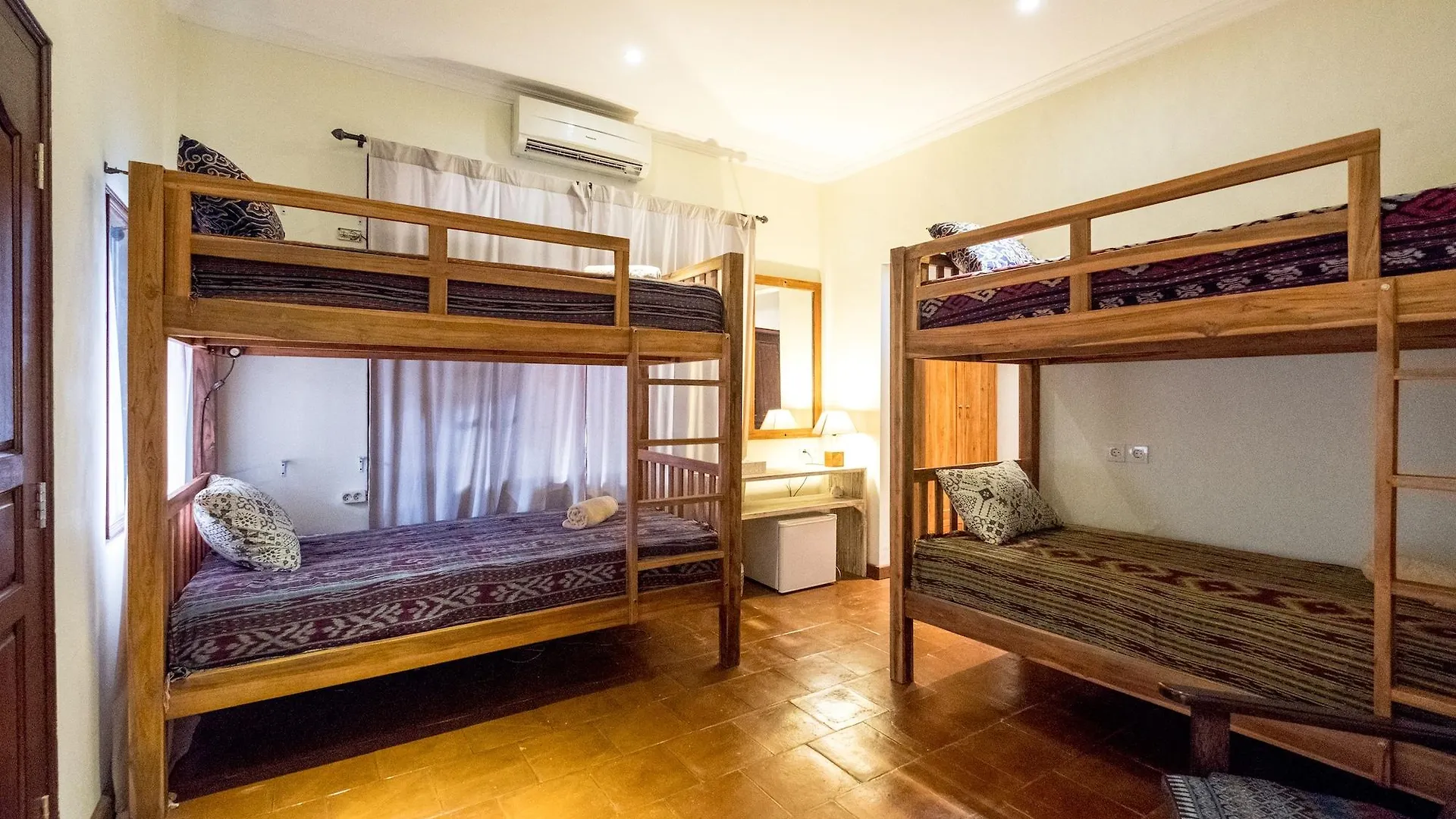 Hotel Easy Surf Camp Kuta Lombok 3*,
